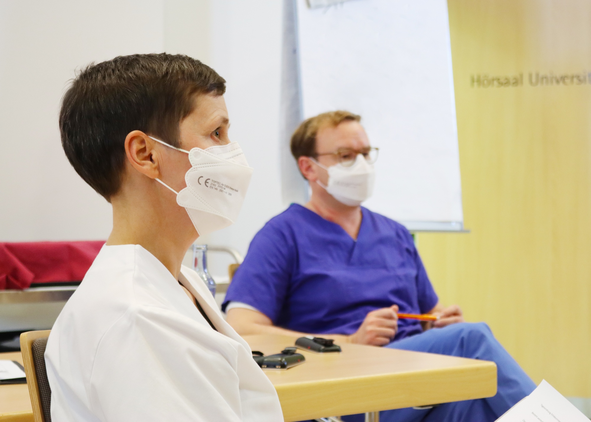 Zwei Personen mit Masken