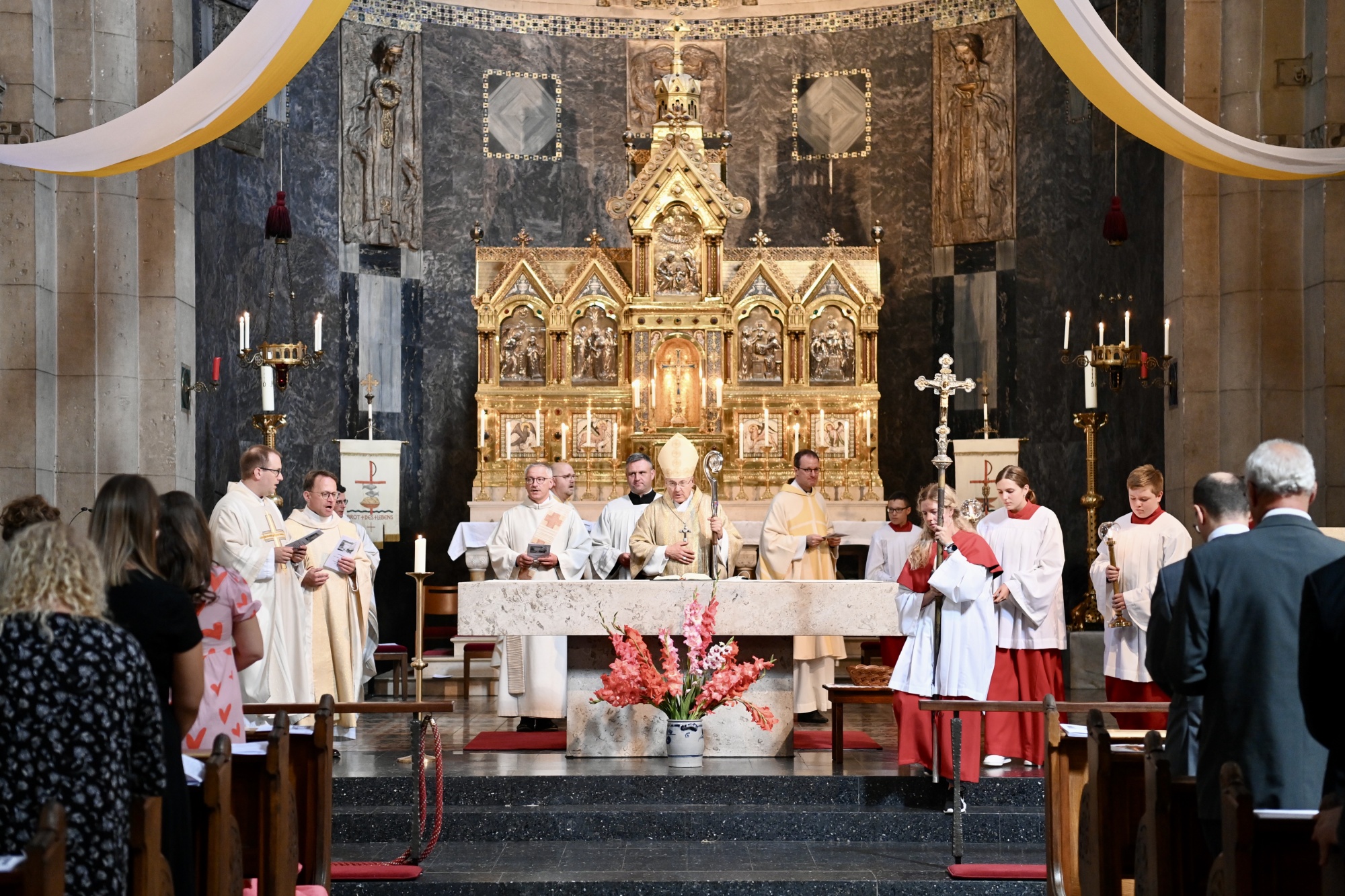 Geistliche in Kirche