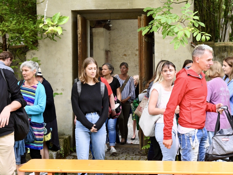 Personen treten aus Kirchent&uuml;r