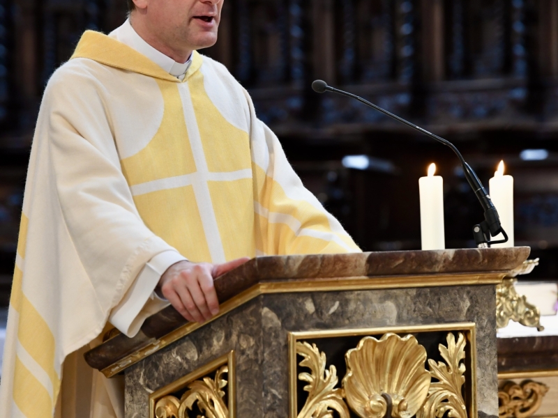 Person in einer Kirche am Pult