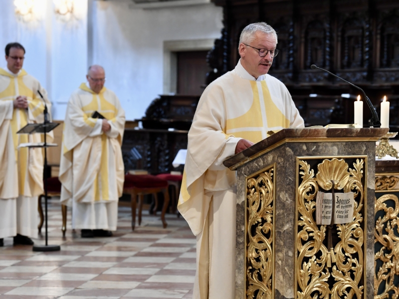 Geistlicher in Kirche