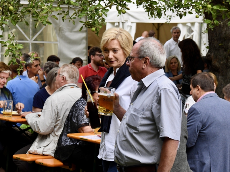 Zwei Personen unterhalten sich