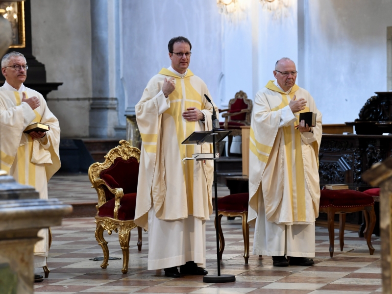 Geistliche in Kirche