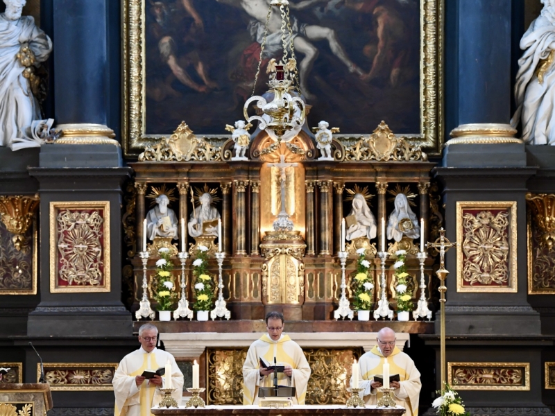 Geistliche in Kirche