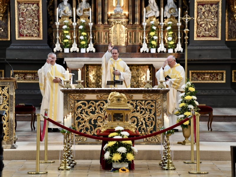 Blick durch die G&auml;nge in einer Kirche