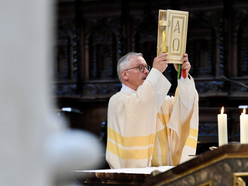 Geistlicher in Kirche