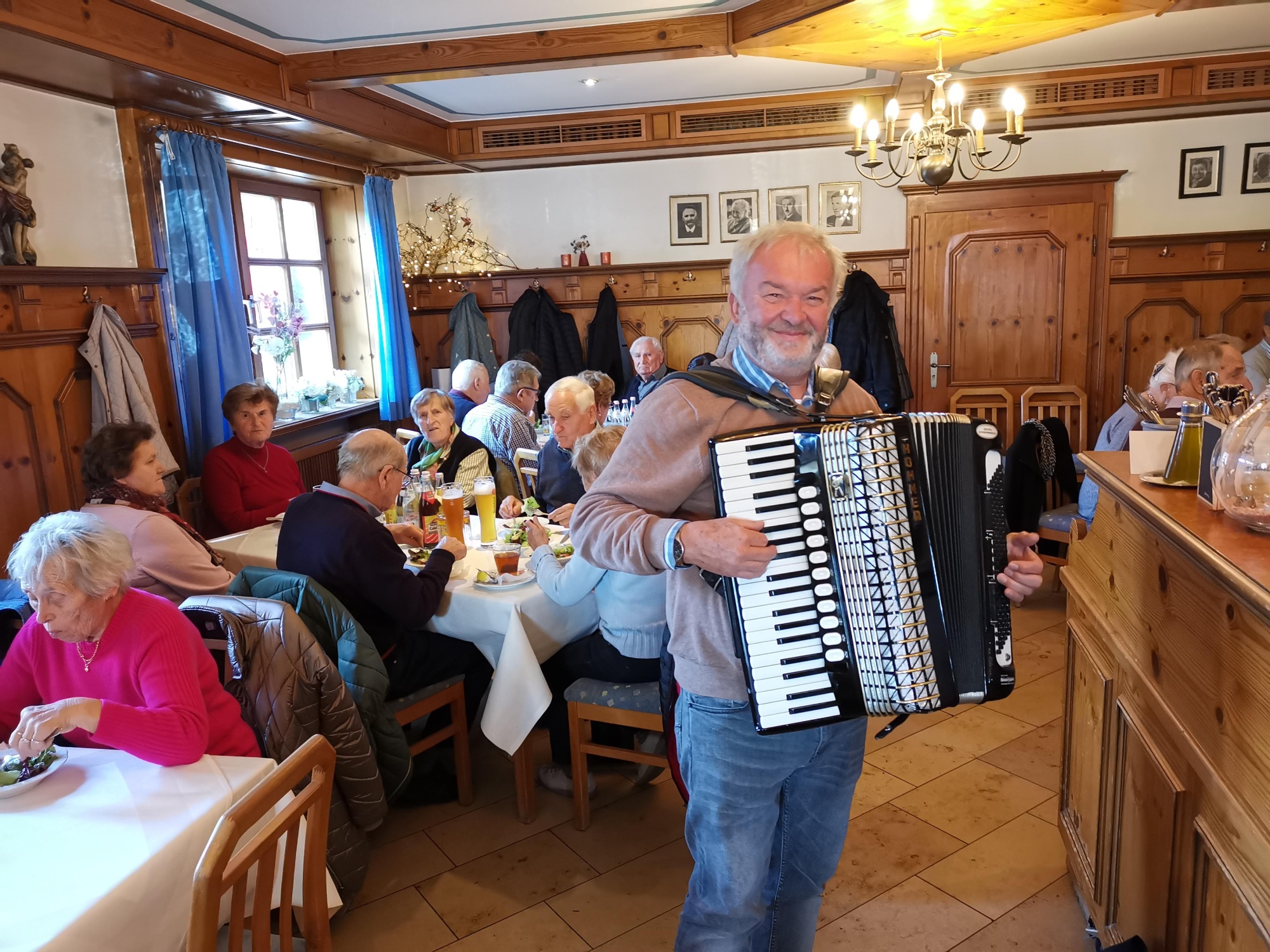 Mann mit Schifferklavier