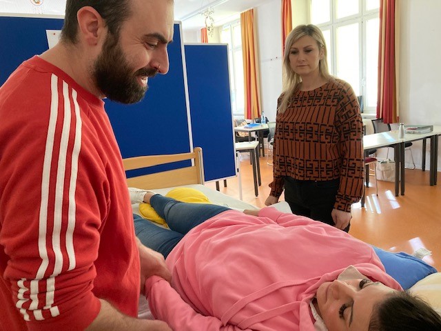 Personen üben Pflegetätigkeiten