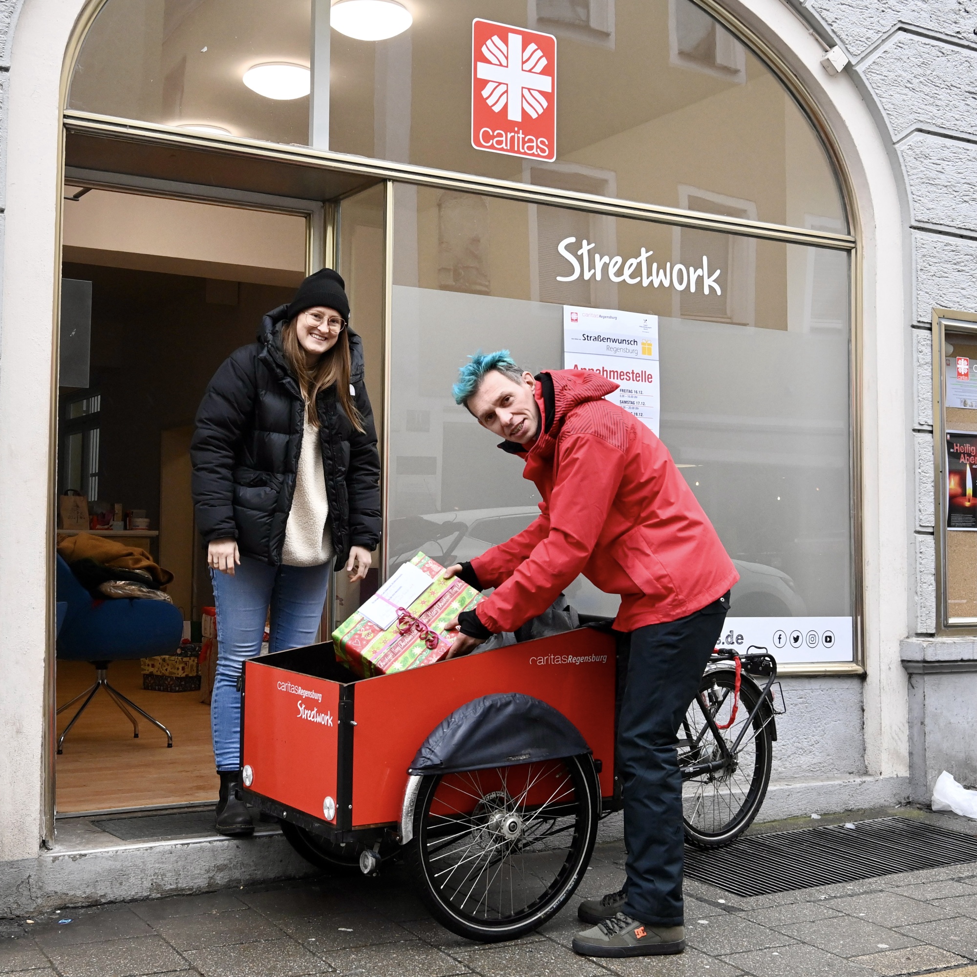 Personen mit Geschenken