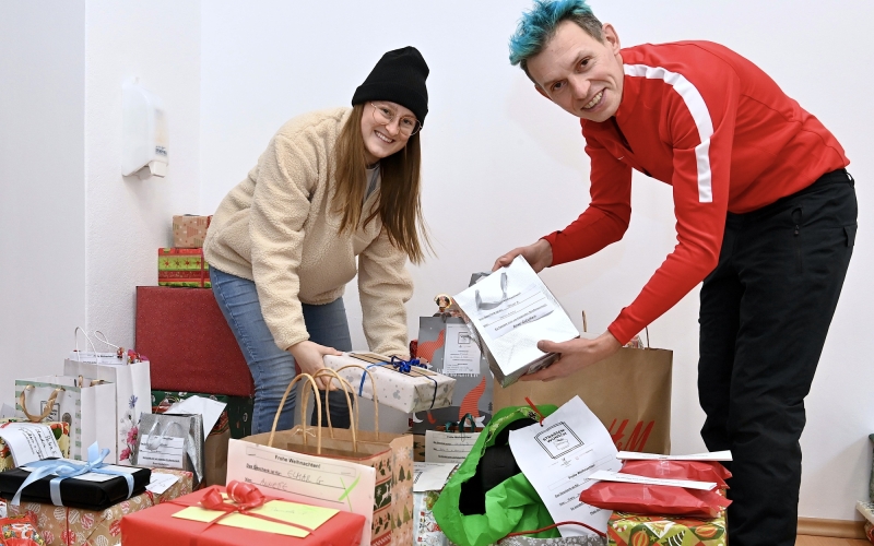 Personen mit Geschenken