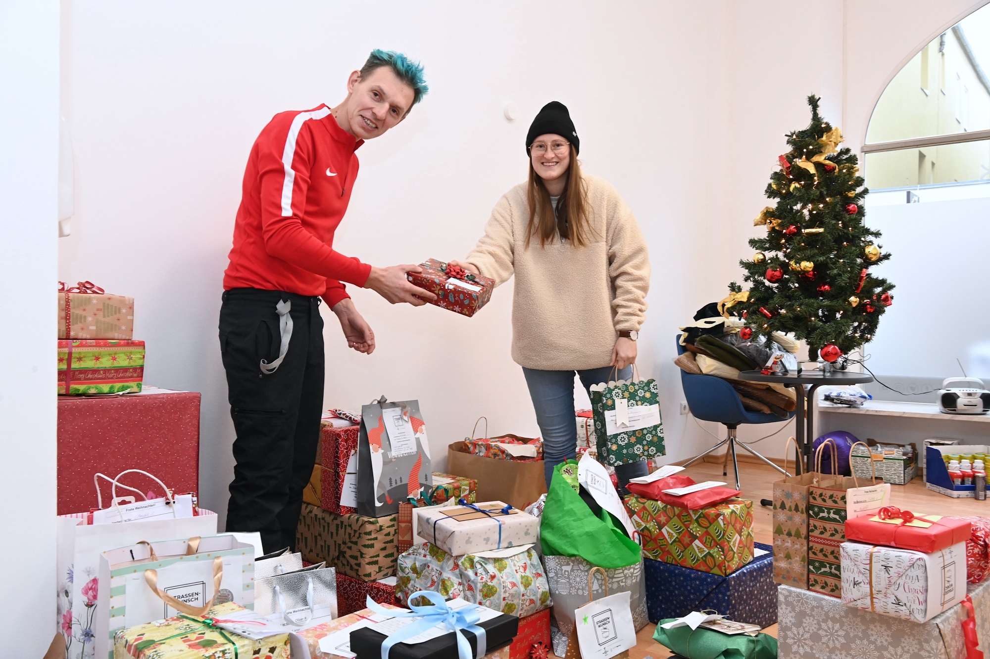 Personen mit Geschenken