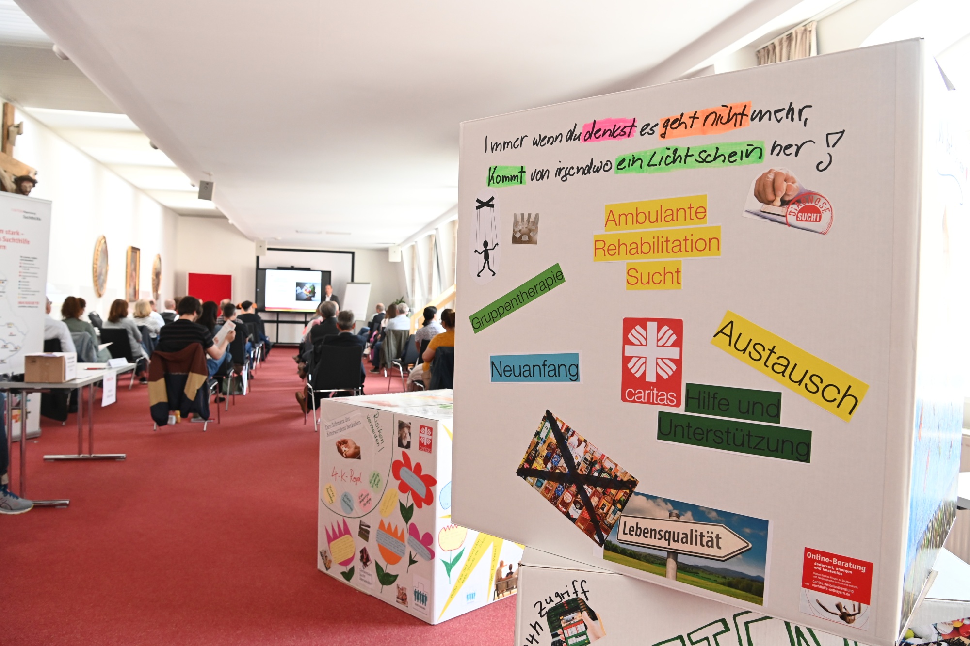 Blick in Raum mit Plakat