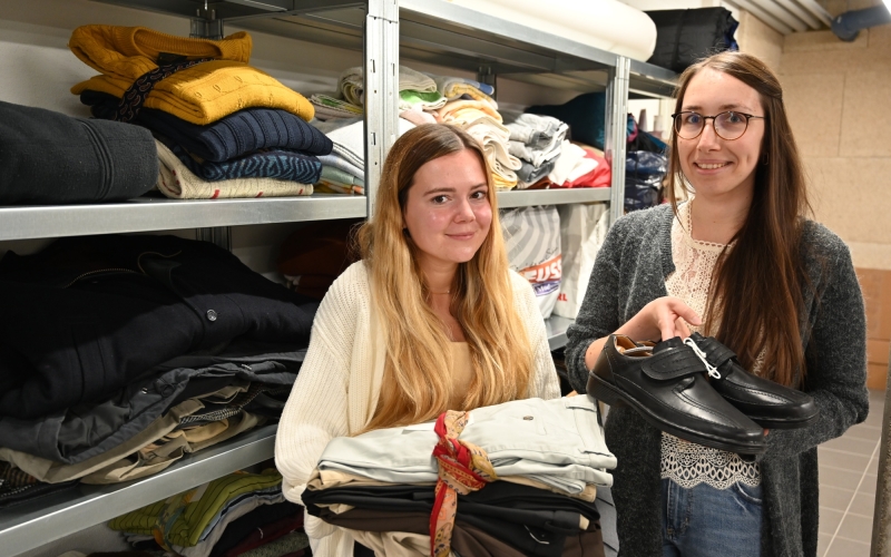 Zwei Frauen in Kleiderkammer