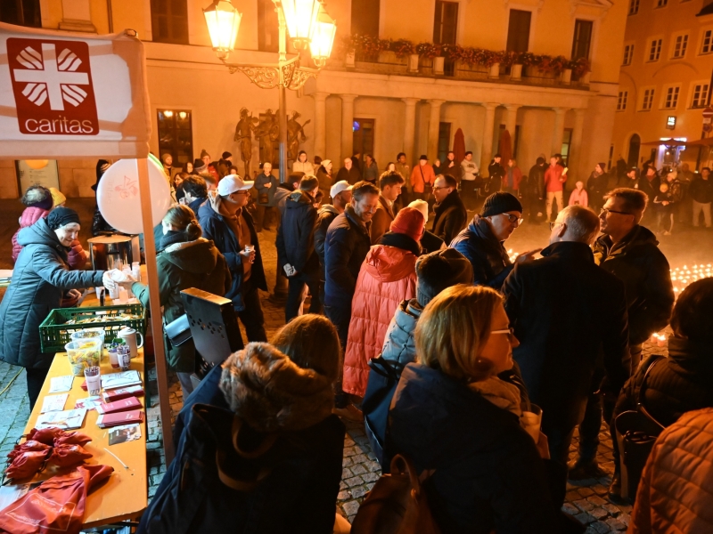 Stimmungsvolle Szene mit vielen Kerzen