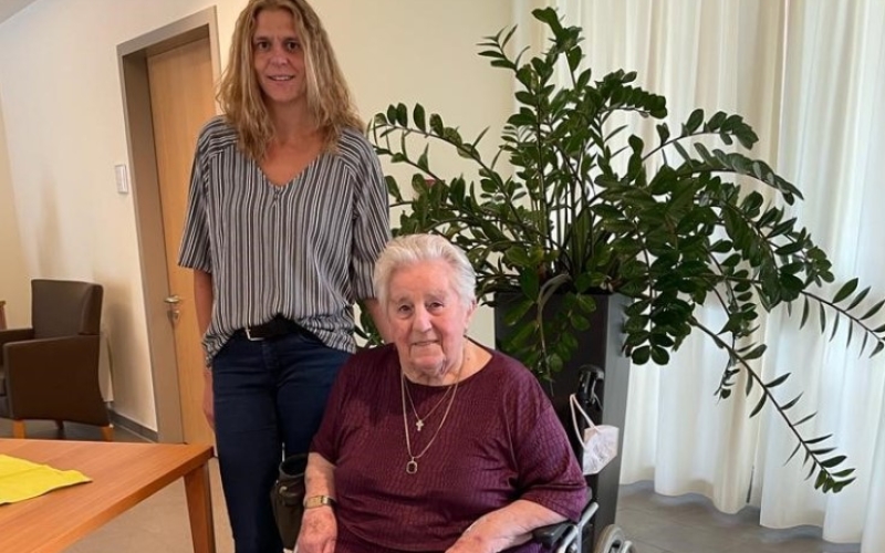 Seniorin und Begleitperson
