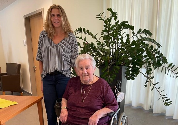 Seniorin und Begleitperson