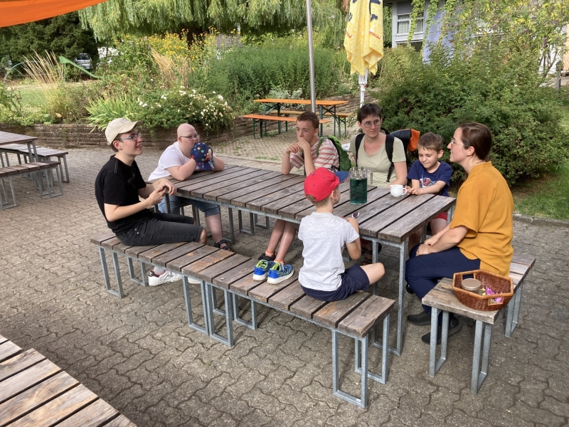Kinder an Tisch