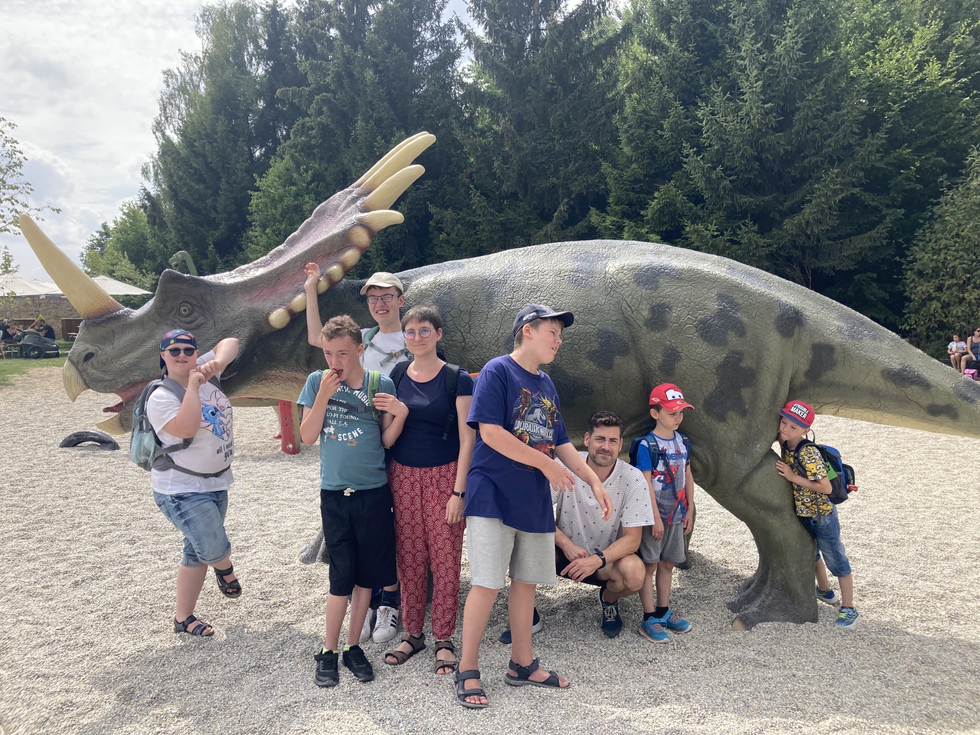 Kinder vor Dinosaurier