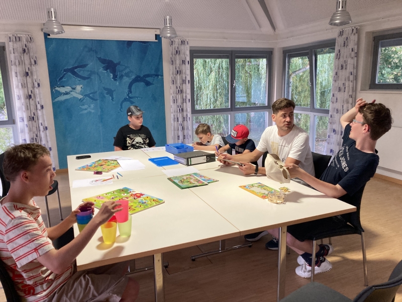Kinder an einem Tisch basteln