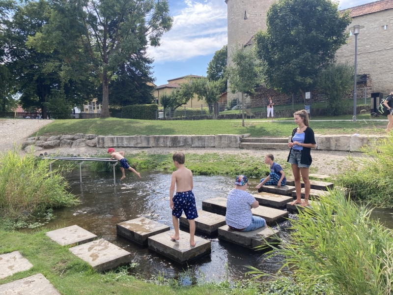 Kinder auf einem Wasserspielplatz
