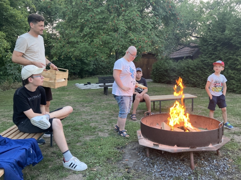 Kinder machen Ausflug im Freien