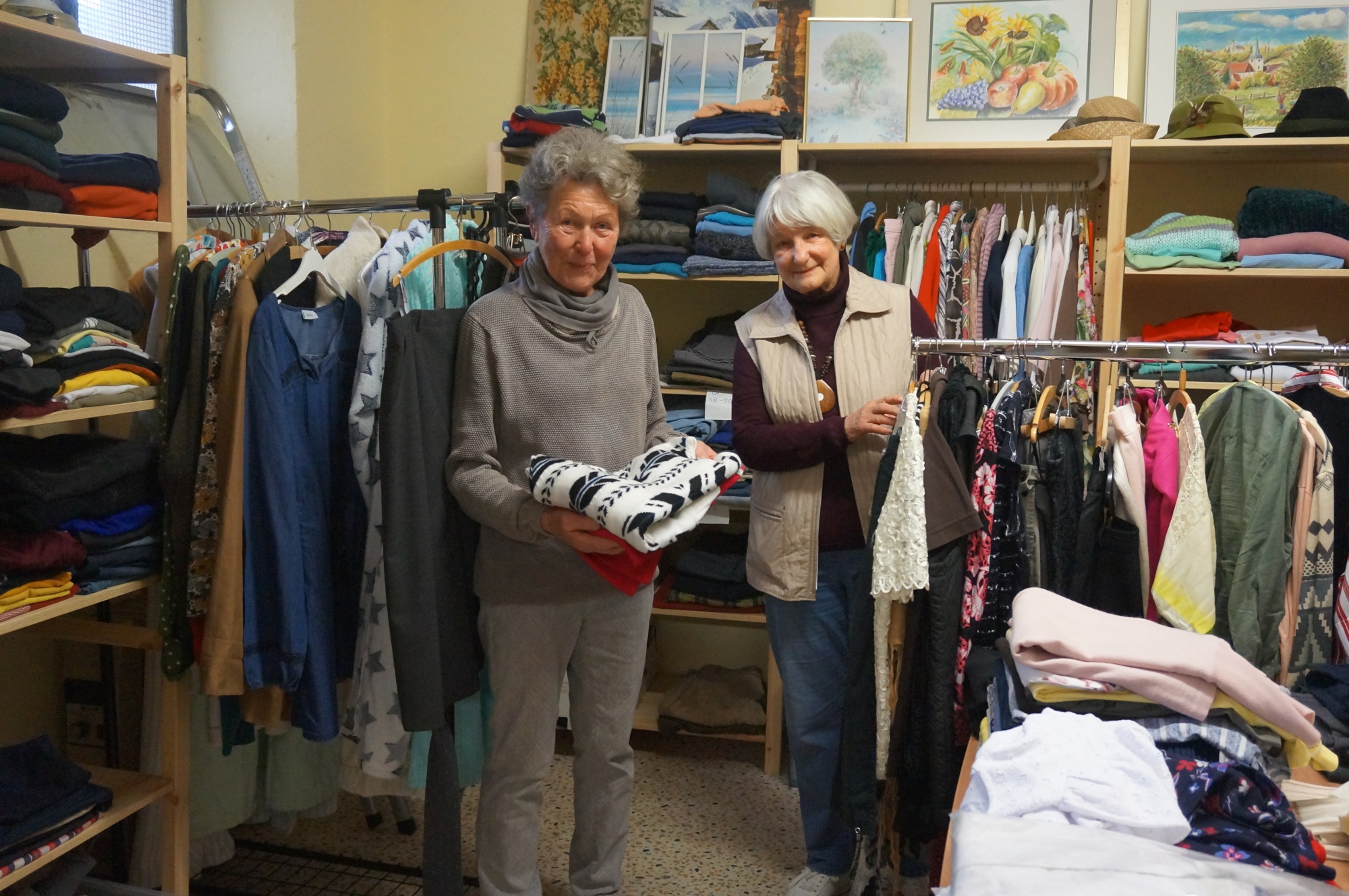 Frauen in Kleiderkammer