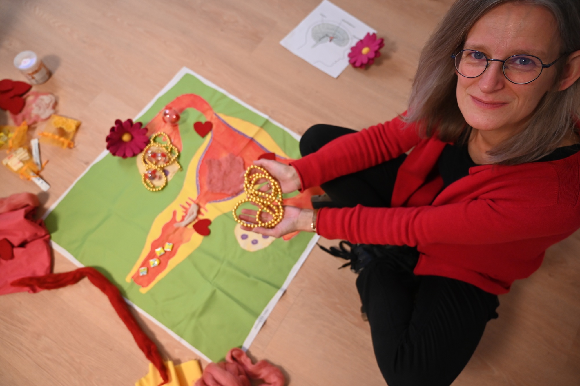 Frau mit Schaubild