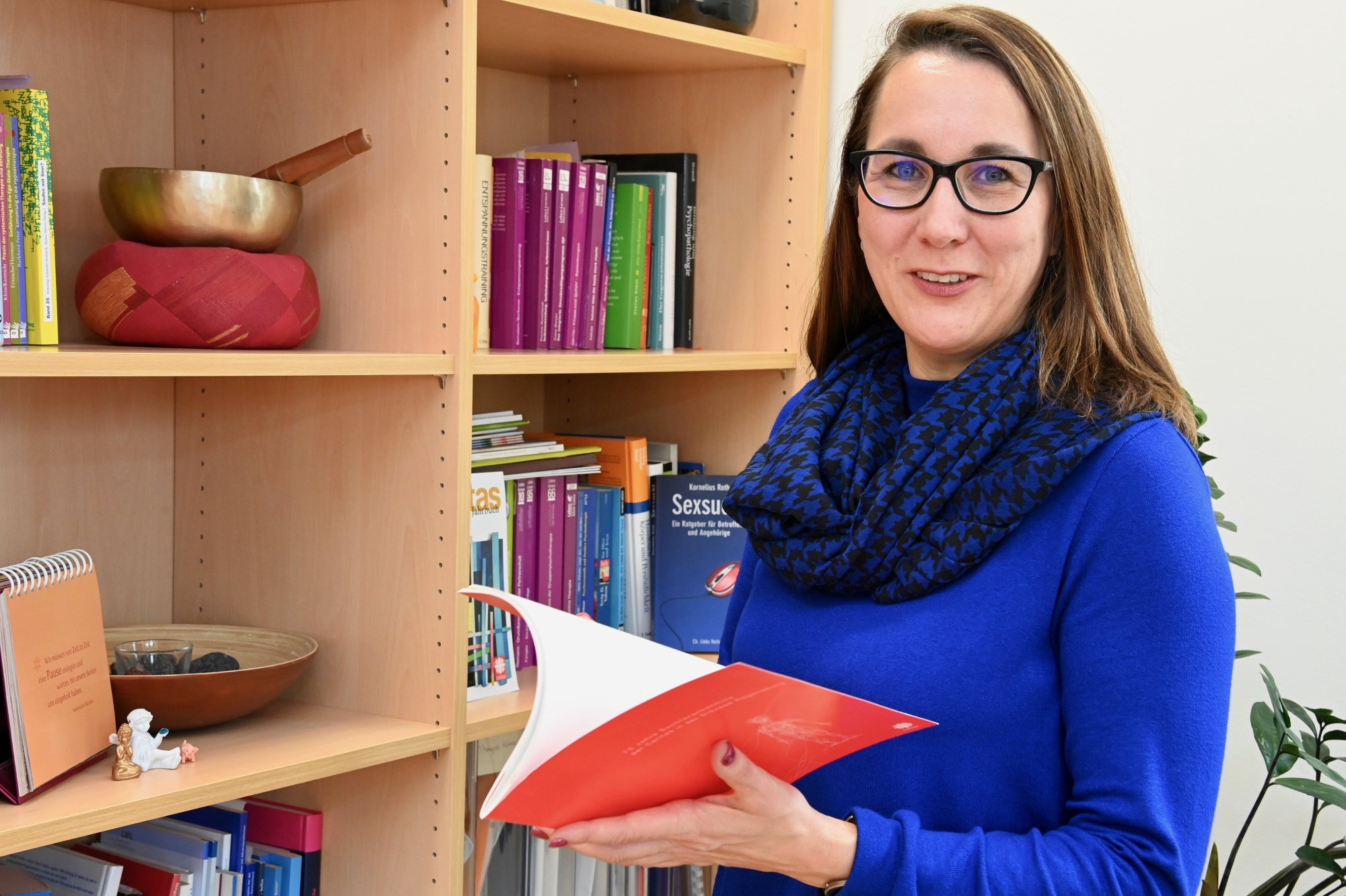 Frau mit blauem Pullover im Portrait