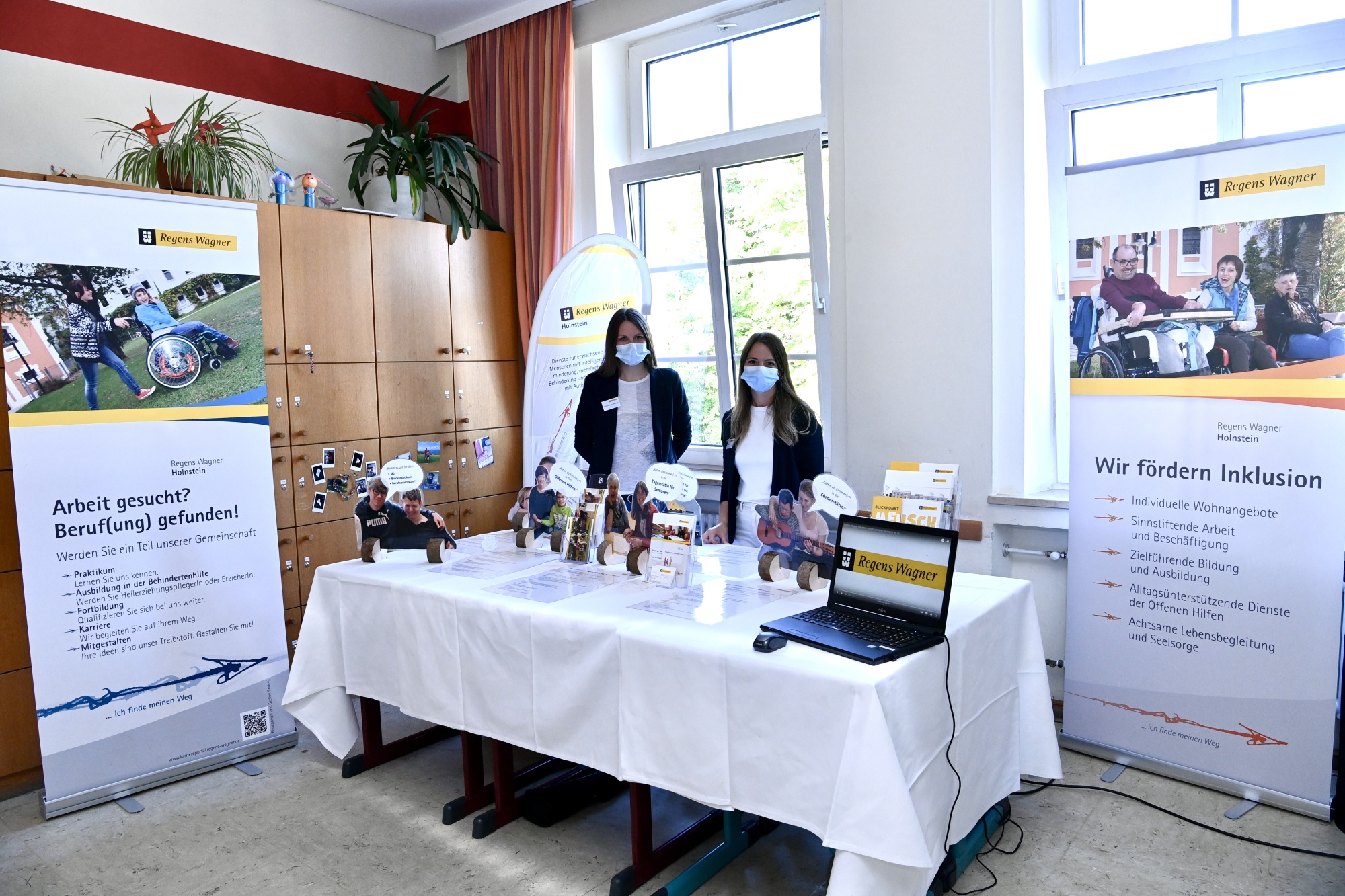 Personen an Infostand