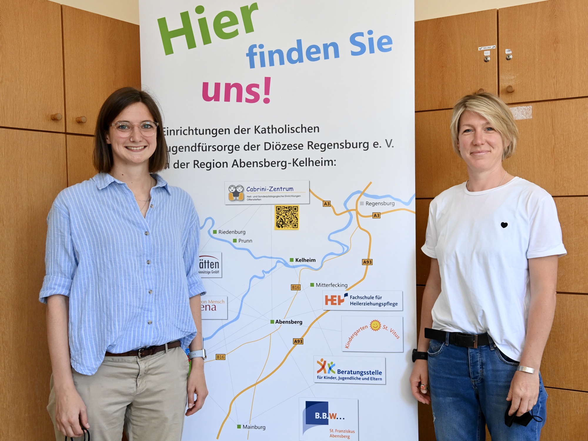 Personen an einem Messestand