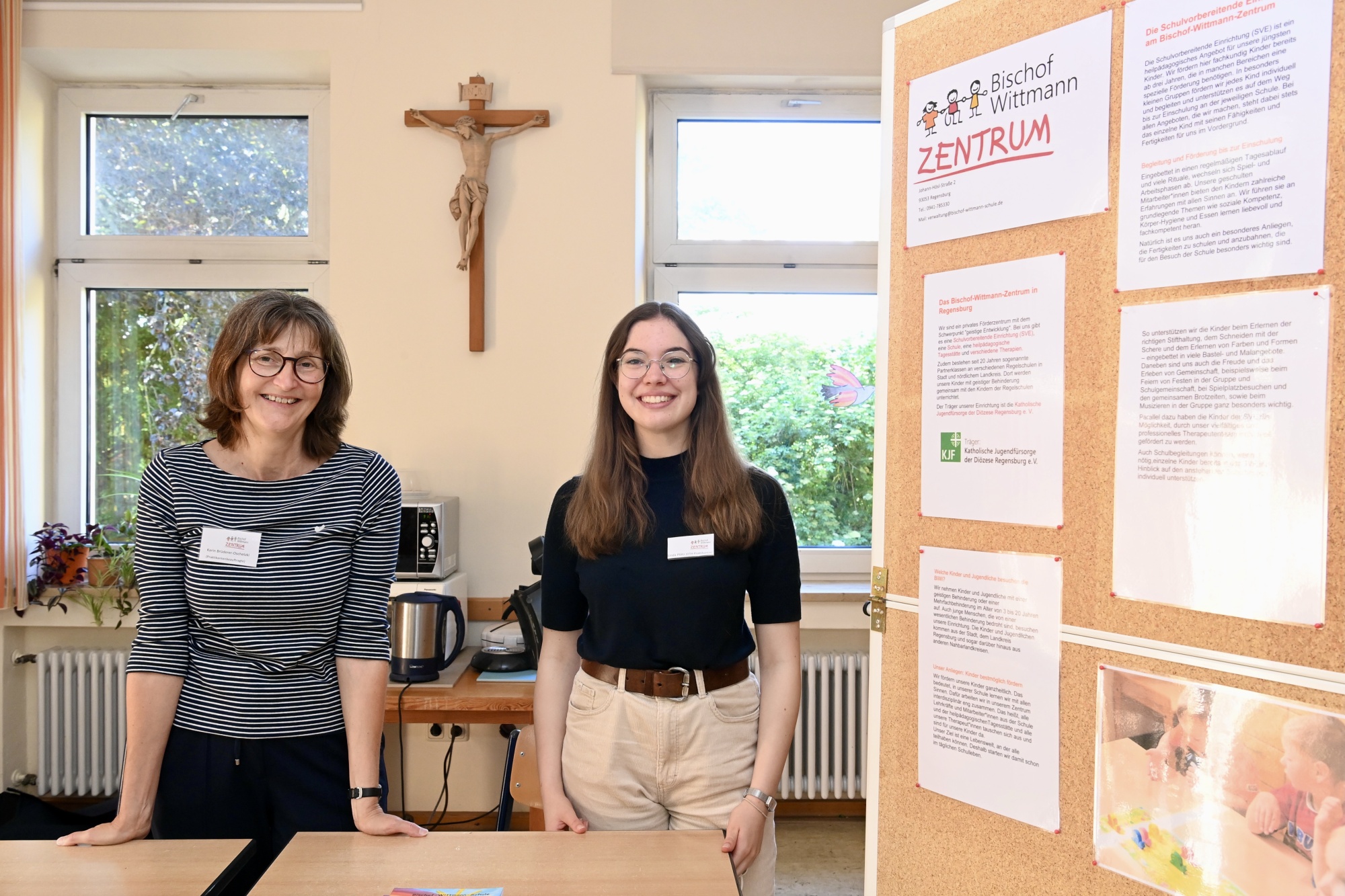 Personen an einem Messestand