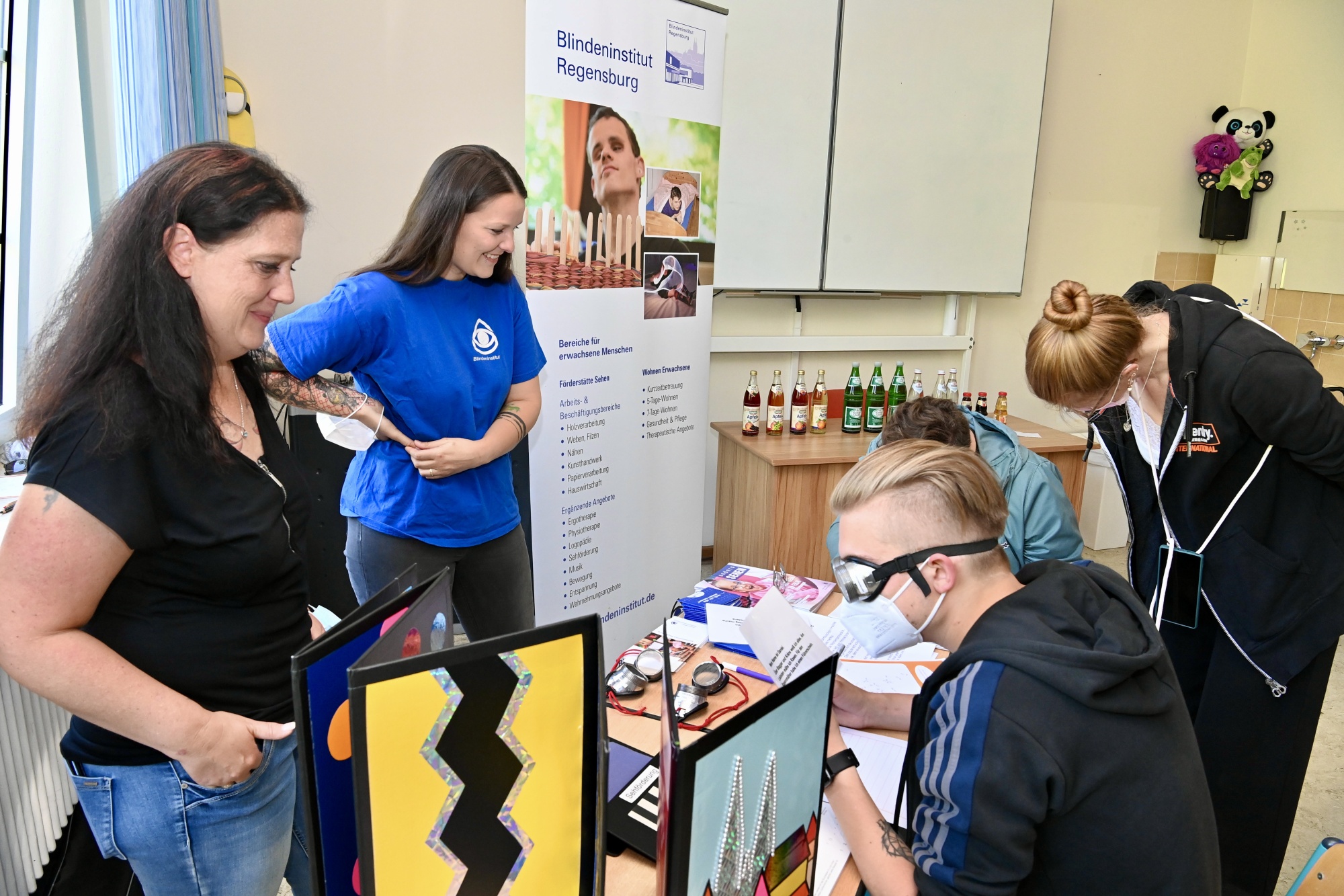 Menschen an Infostand