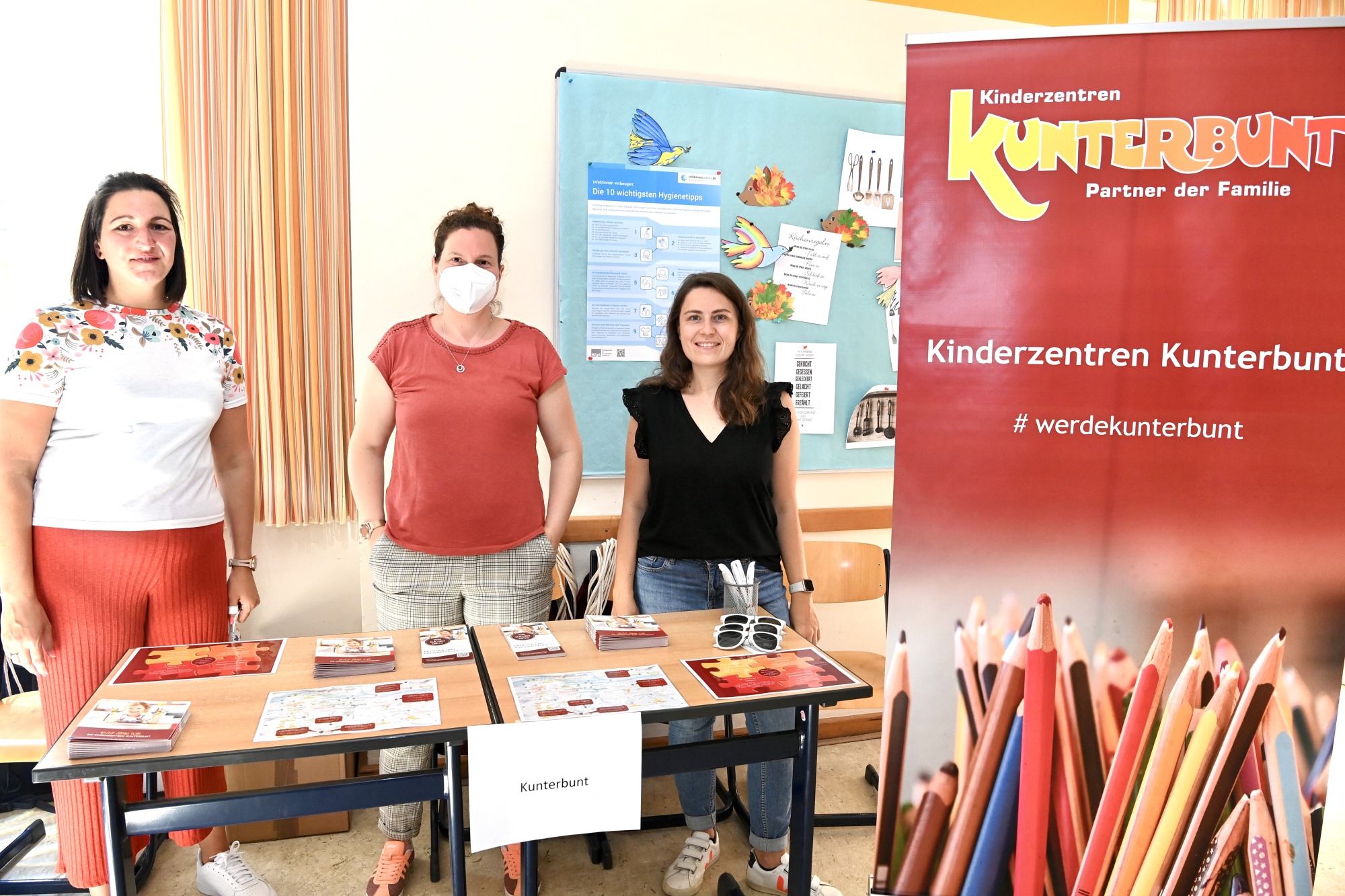 Menschen an Infostand