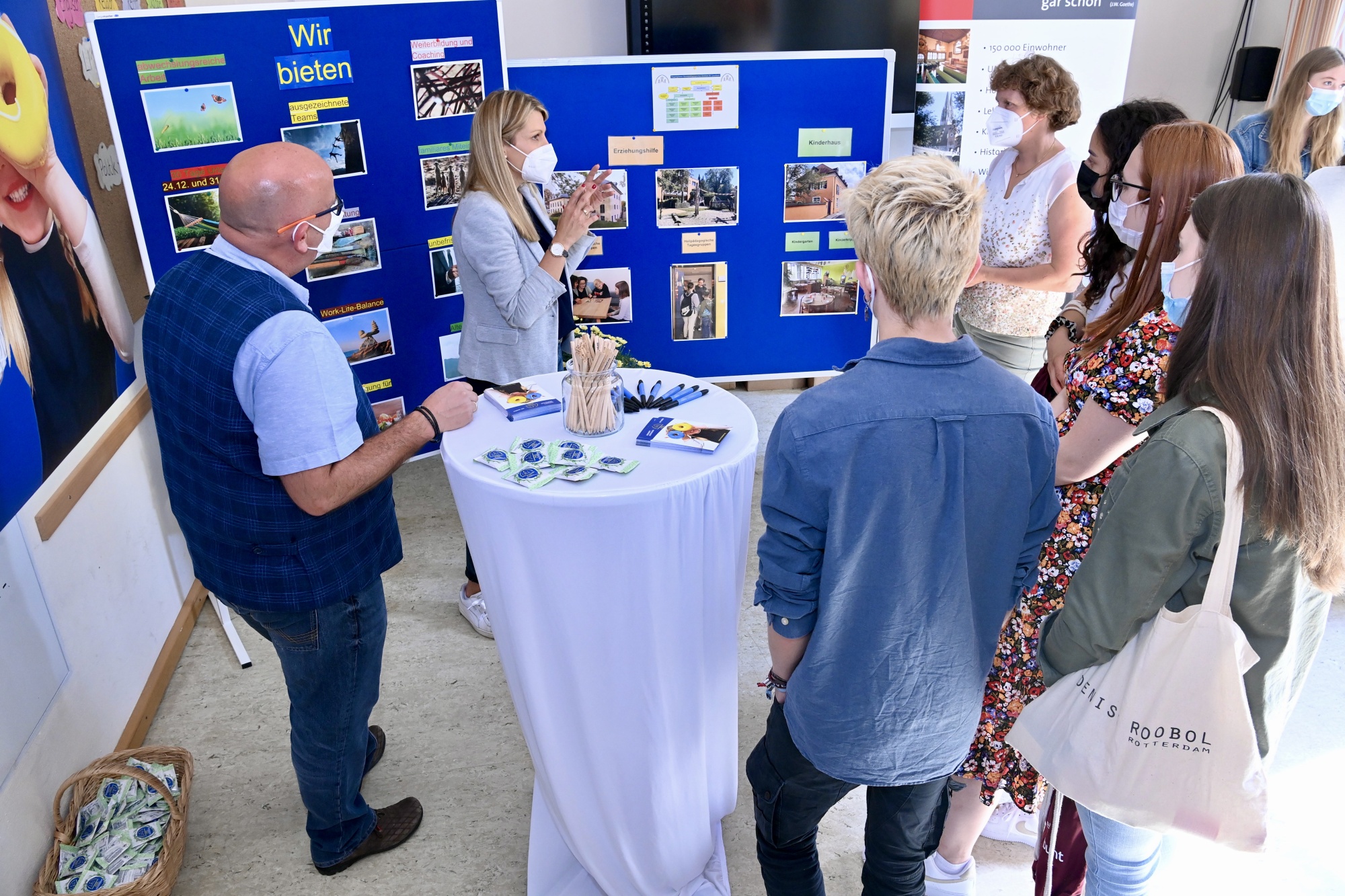 Menschen an Infostand