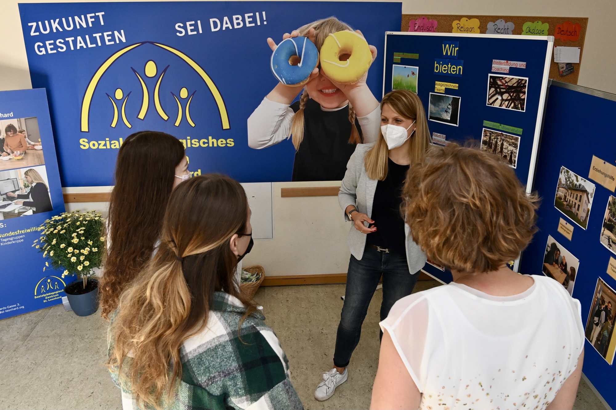 Personen an einem Messestand