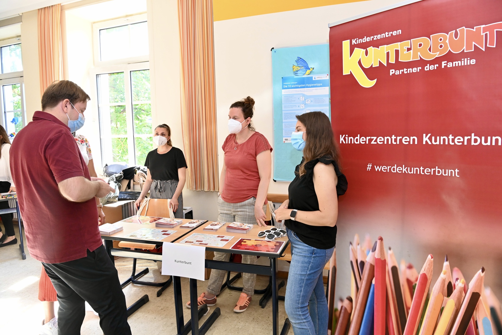 Personen an einem Messestand