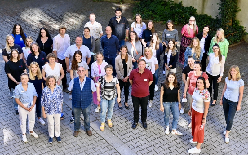 Gruppenfoto unter freiem Himmel