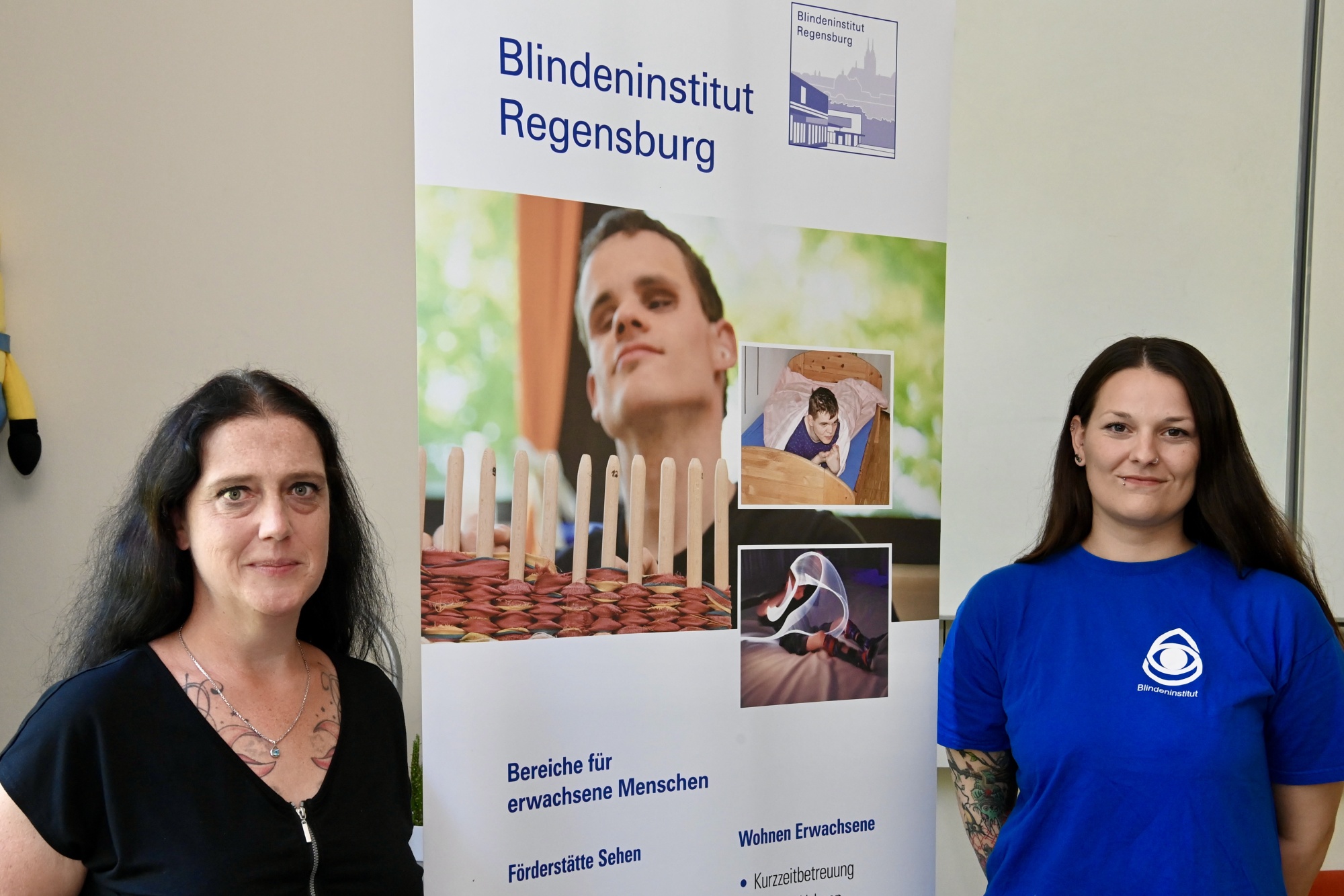 Menschen an Infostand