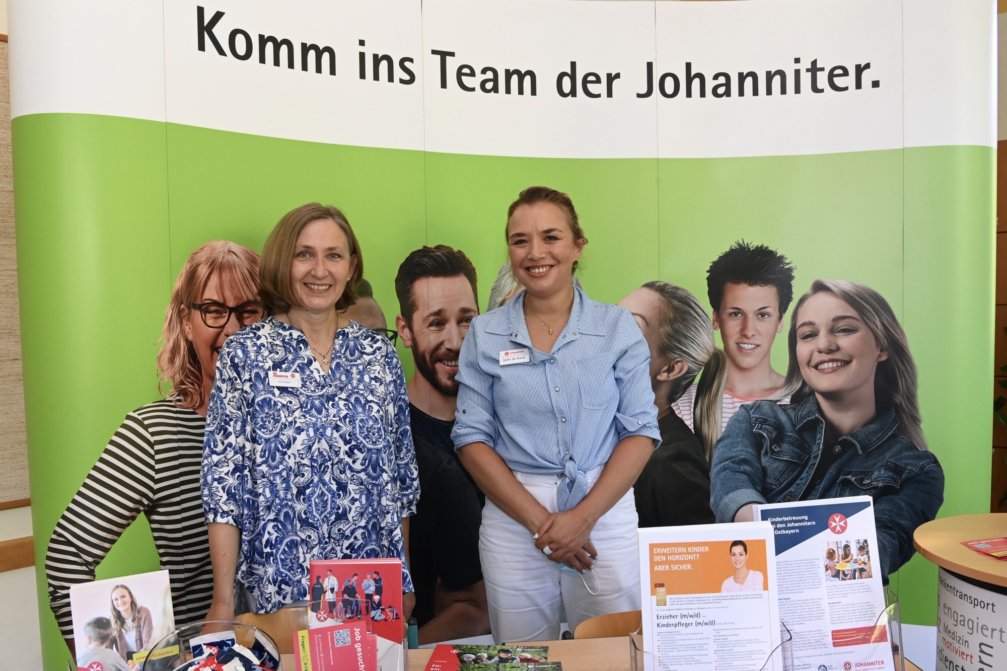 Menschen an Infostand