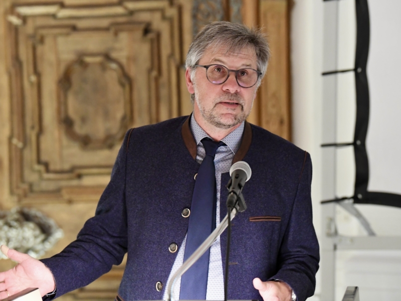 Mann am Rednerpult