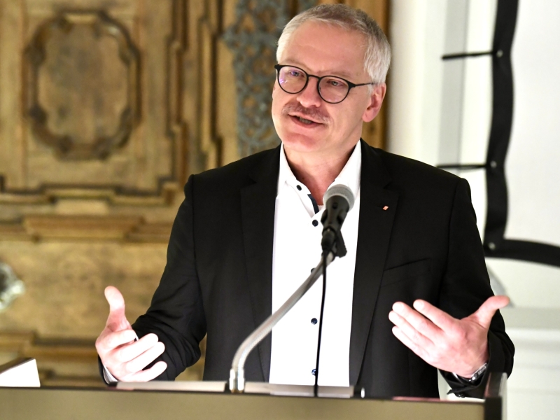 Mann am Rednerpult