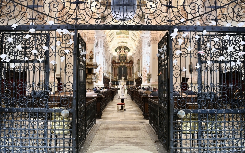 Geistlicher läuft durch die Reihen in Kirche
