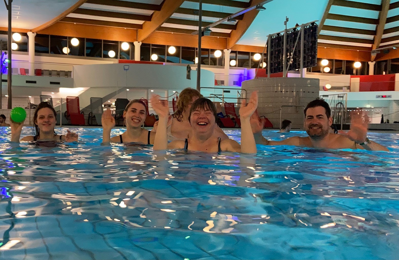 Personen in einem Schwimmbad