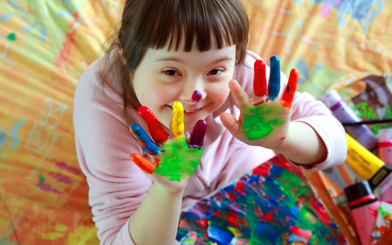 Kind mit Farbe an den Händen