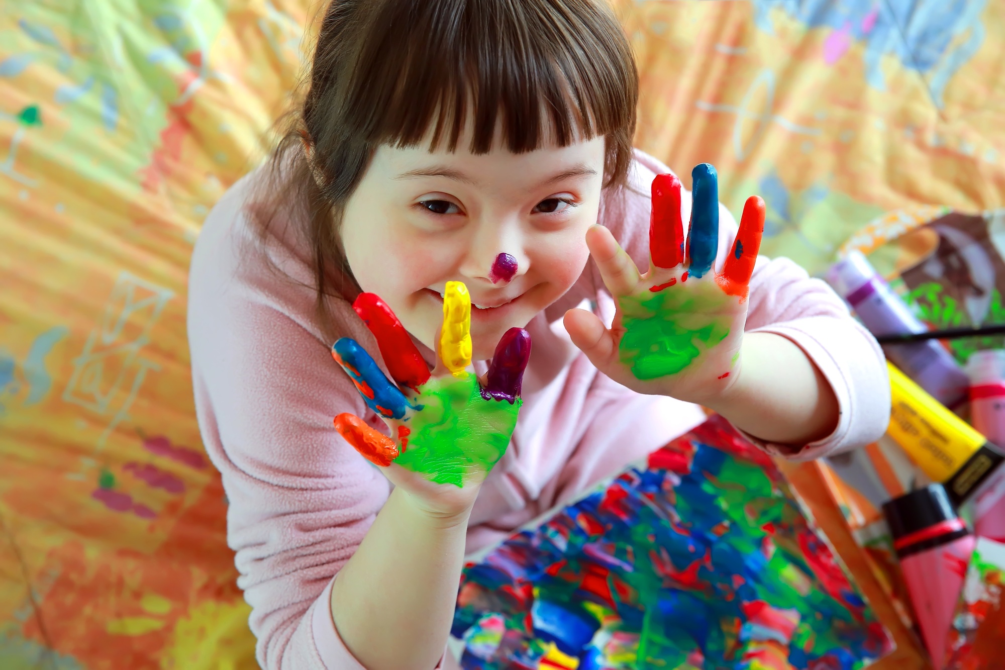 Kind mit Farbe an den Händen