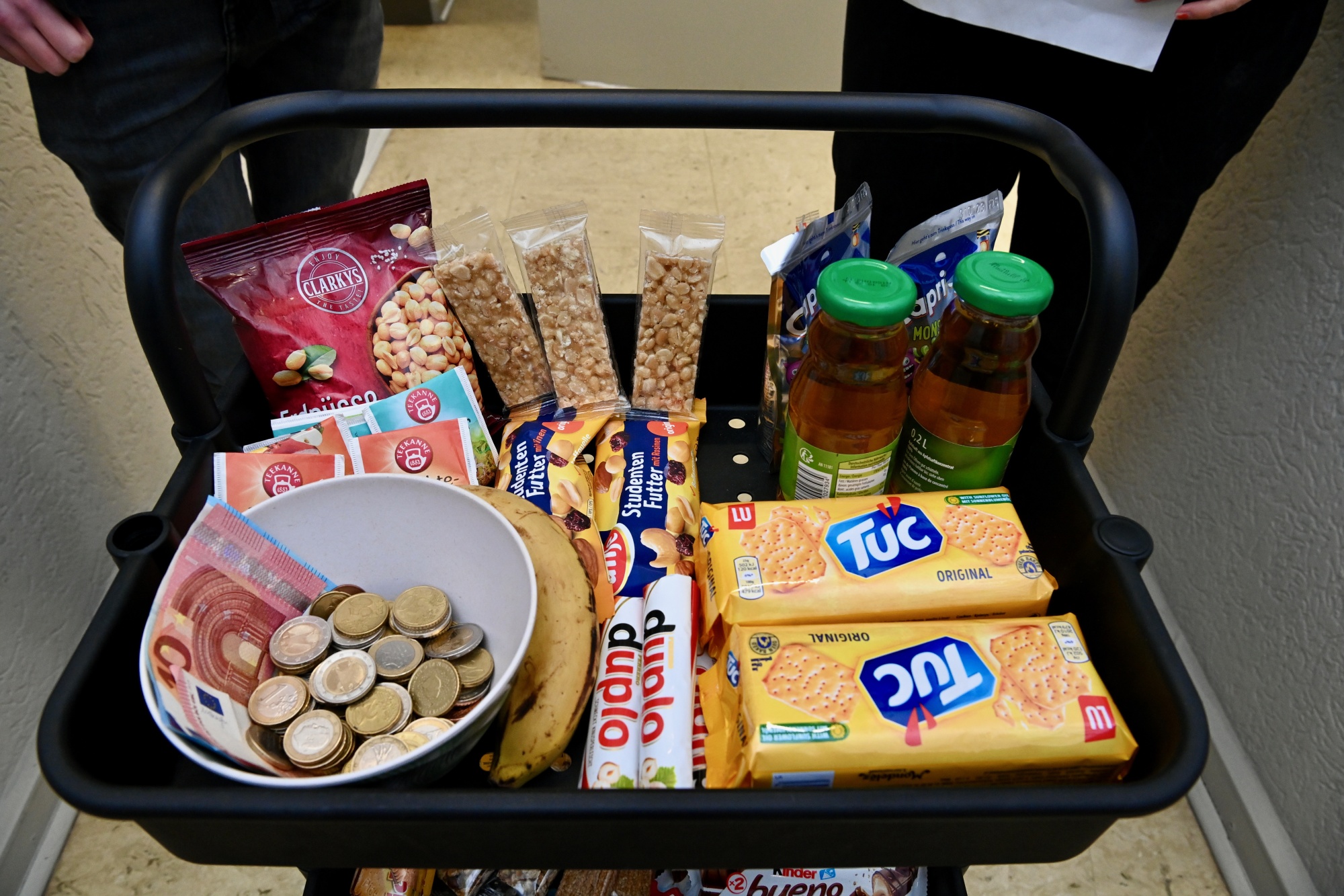 Personen geben Snacks aus