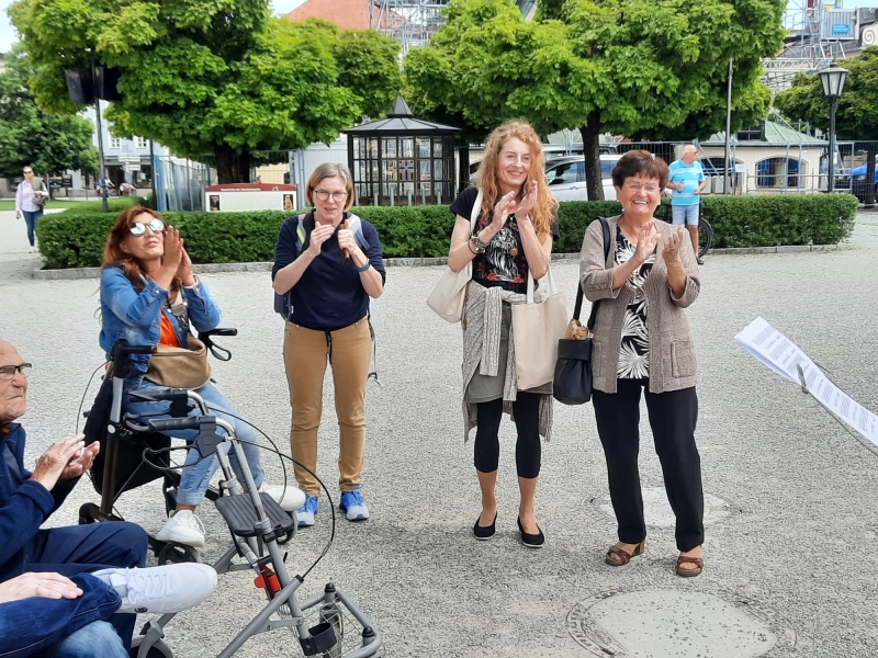 4 personen auf Stra&szlig;e