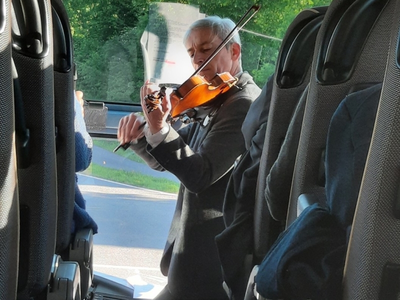 Geigenspieler in einem Bus