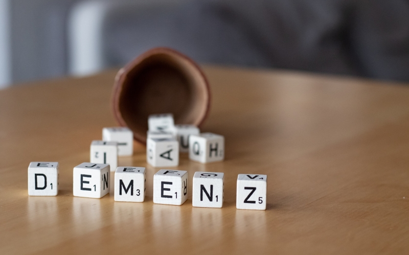 Würfel bilden das Wort Demenz