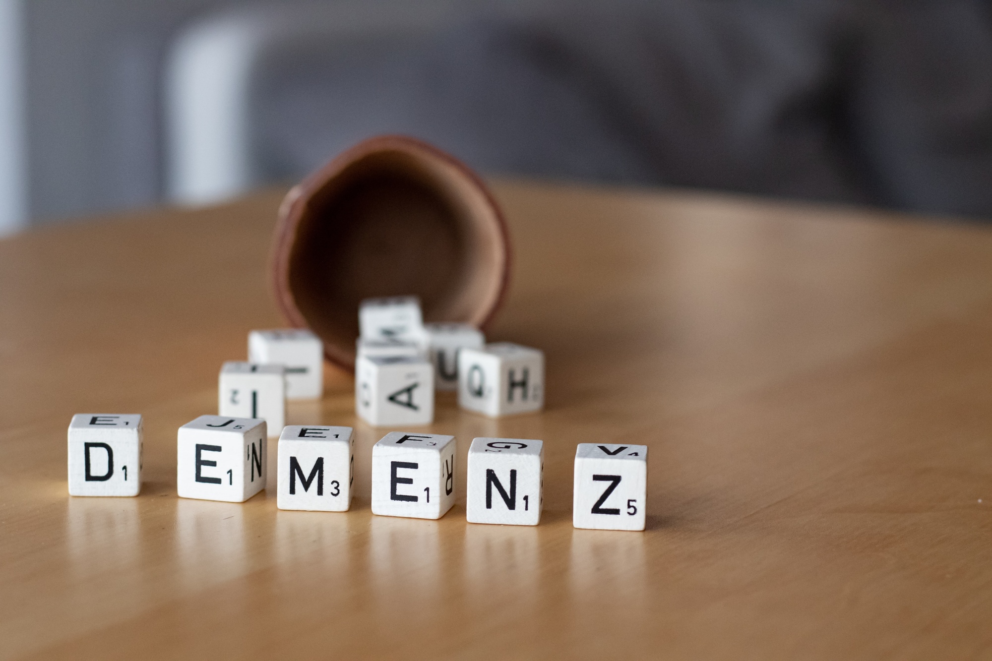 Würfel bilden das Wort Demenz